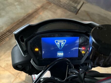2018 Triumph Street Triple, серебристый, 850000 рублей, вид 3