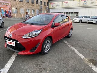 2017 Toyota Aqua I Рестайлинг 2, красный, 900000 рублей, вид 3