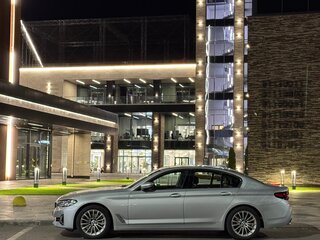 2020 BMW 5 серии 520i VII (G30/G31/G38) Рестайлинг, серебристый, 4250000 рублей, вид 5