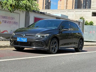 2023 Volkswagen Golf VIII, чёрный, 2171255 рублей, вид 3