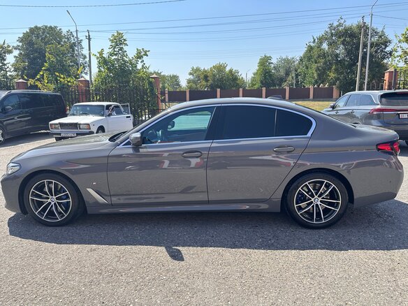 2022 BMW 5 серии 520i VII (G30/G31/G38) Рестайлинг, серый, 4850000 рублей - вид 2