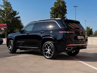 2024 Jeep Grand Cherokee 4xe V (WL), чёрный, 9165325 рублей, вид 4