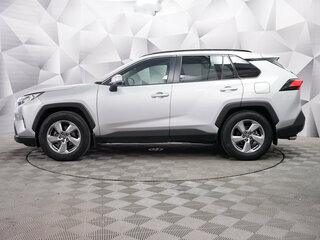 2021 Toyota RAV4 V (XA50), серебристый, 3440000 рублей, вид 2