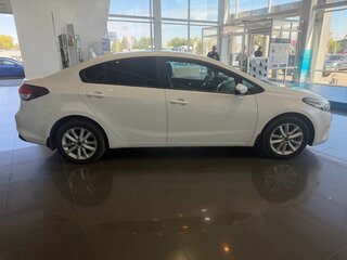 2018 Kia Cerato III Рестайлинг (Classic), белый, 1689000 рублей, вид 4