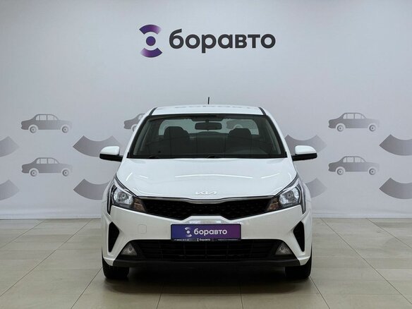 2021 Kia Rio IV Рестайлинг, белый, 1630000 рублей - вид 1