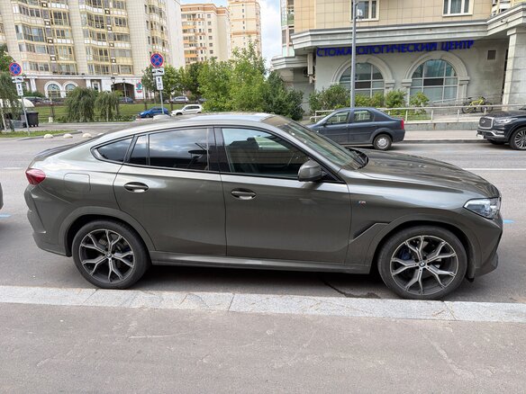 2020 BMW X6 30d III (G06), зелёный, 7380000 рублей - вид 2
