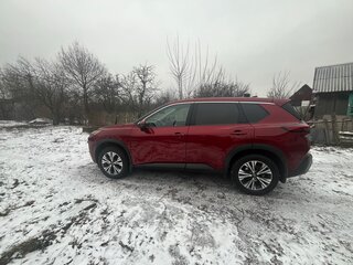 2022 Nissan Rogue III, красный, 1650000 рублей, вид 3