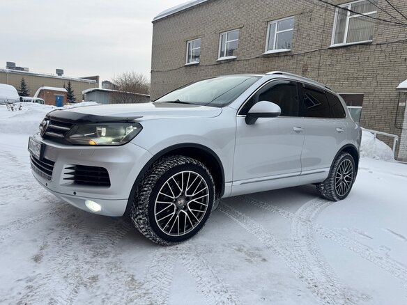 2011 Volkswagen Touareg II, серебристый, 2000000 рублей - вид 1