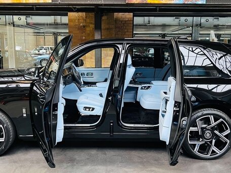 2026 Rolls-Royce Cullinan Black Badge I Рестайлинг (Series II), чёрный, 64350000 рублей, вид 2
