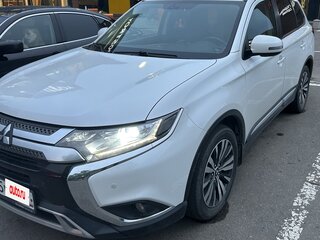 2019 Mitsubishi Outlander III Рестайлинг 3, белый, 2400000 рублей, вид 1