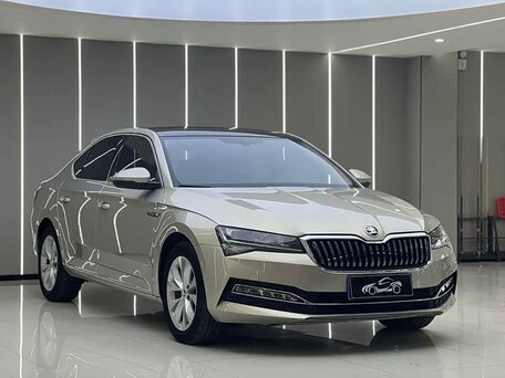 2022 Skoda Superb III Рестайлинг, коричневый, 1822000 рублей, вид 3