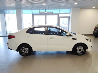2015 Kia Rio III Рестайлинг, белый, 676000 рублей, вид 4