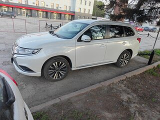 2022 Mitsubishi Outlander III Рестайлинг 3, белый, 2700000 рублей, вид 4