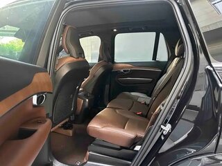 2025 Volvo XC90 B5 II Рестайлинг 2, чёрный, 6217958 рублей, вид 4