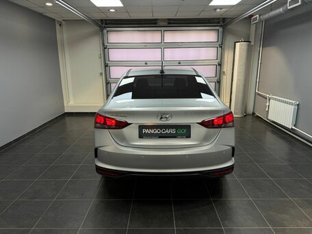 2021 Hyundai Solaris II Рестайлинг, серебристый, 1375000 рублей, вид 4