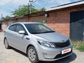 2013 Kia Rio III, серебристый, 900000 рублей, вид 2