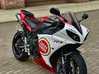2011 Yamaha YZF-R1, красный, 925000 рублей, вид 2