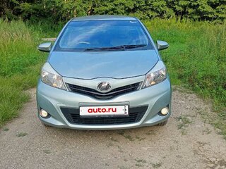 2013 Toyota Vitz III (XP130), зелёный, 610000 рублей, вид 2