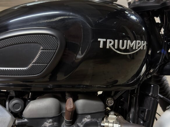 2020 Triumph Speed Twin, чёрный, 1100000 рублей - вид 4