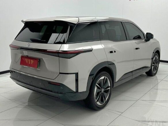 2025 Toyota bZ3X 58.3 kWh, серебристый, 2950000 рублей - вид 3