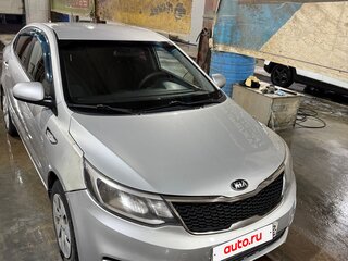 2015 Kia Rio III Рестайлинг, серебристый, 540000 рублей, вид 4