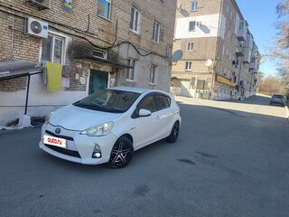 2014 Toyota Aqua I, белый, 700000 рублей, вид 4