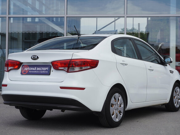 2015 Kia Rio III Рестайлинг, белый, 877000 рублей - вид 4