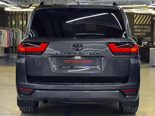 2021 Toyota Land Cruiser 300 Series, серый, 9250000 рублей, вид 4