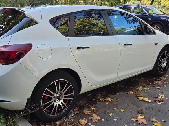 2012 Opel Astra J Рестайлинг, белый, 1100000 рублей - вид 5
