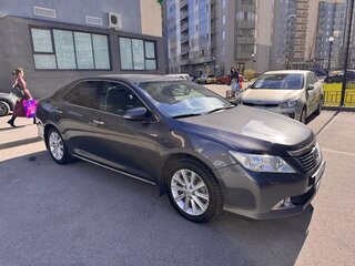 2013 Toyota Camry VII (XV50), серый, 1845000 рублей, вид 3