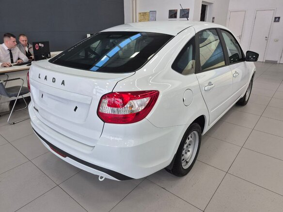 2026 Lada (ВАЗ) Granta I Рестайлинг, белый - вид 2