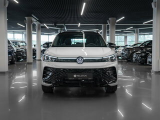 2026 Volkswagen Tiguan L Pro III (China Market), белый, 5000000 рублей, вид 3
