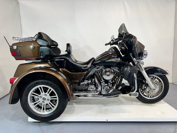 2013 Harley-Davidson Tri Glide, коричневый, 1599000 рублей