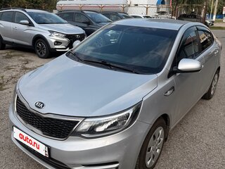 2015 Kia Rio III Рестайлинг, серебристый, 750000 рублей, вид 1