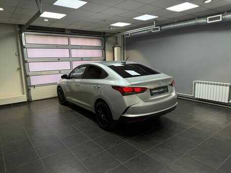 2021 Hyundai Solaris II Рестайлинг, серебристый, 1375000 рублей, вид 3