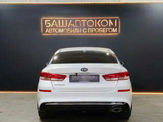 2019 Kia Optima IV Рестайлинг, белый, 2080000 рублей, вид 5