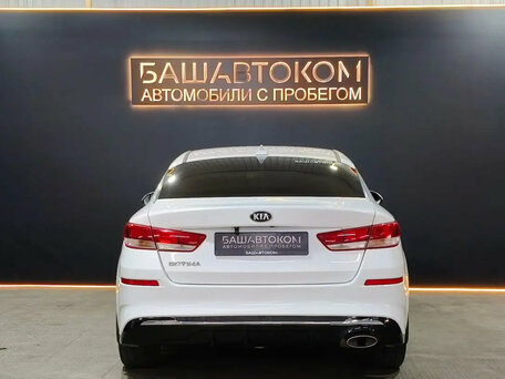 2019 Kia Optima IV Рестайлинг, белый, 1780000 рублей, вид 5