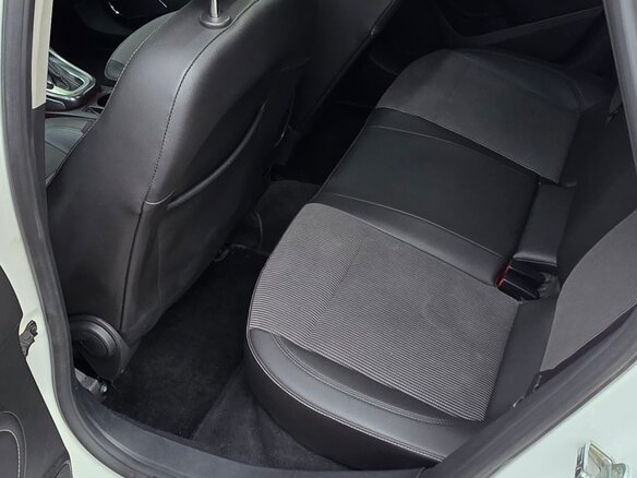2011 Opel Astra J, белый - вид 17