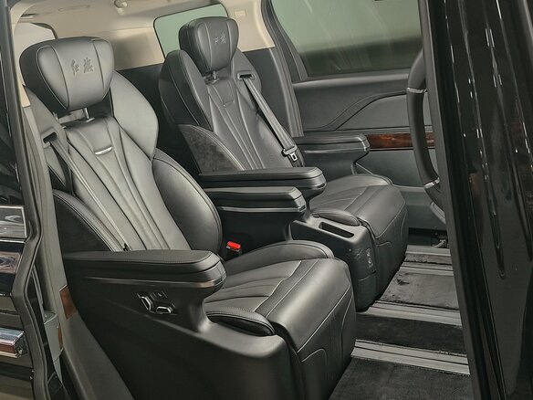 2022 Hongqi HQ9, чёрный - вид 16