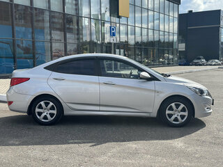 2014 Hyundai Solaris I Рестайлинг, серебристый, 995000 рублей, вид 4