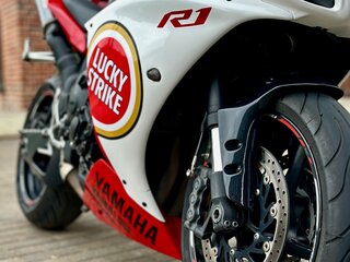 2011 Yamaha YZF-R1, красный, 925000 рублей, вид 4