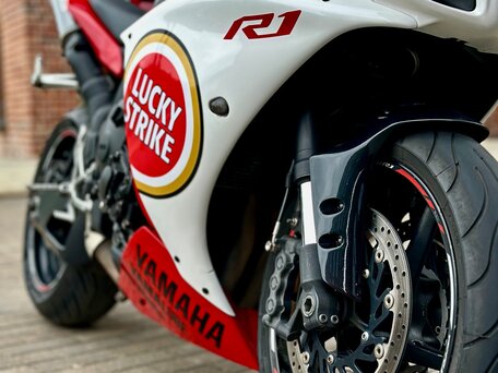 2011 Yamaha YZF-R1, красный, 925000 рублей, вид 4