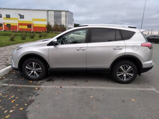 2017 Toyota RAV4 IV (XA40) Рестайлинг, серебристый, 2095000 рублей, вид 2