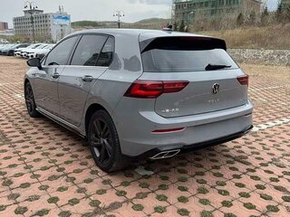 2023 Volkswagen Golf VIII, серебристый, 1560000 рублей, вид 5