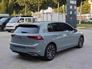 2023 Volkswagen Golf VIII, серый, 1890000 рублей, вид 2