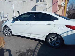 2015 Hyundai Solaris I Рестайлинг, белый, 820000 рублей, вид 3