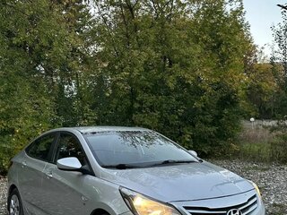 2014 Hyundai Solaris I Рестайлинг, серебристый, 795000 рублей, вид 4