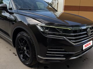 2019 Volkswagen Touareg III, коричневый, 5500000 рублей, вид 2