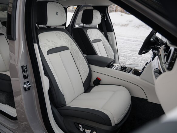 2026 Rolls-Royce Ghost Black Badge II Рестайлинг (Series II), серый, 58900000 рублей - вид 1