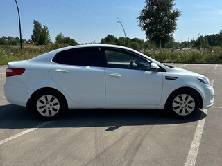 2014 Kia Rio 6-speed III, белый, 750000 рублей, вид 2